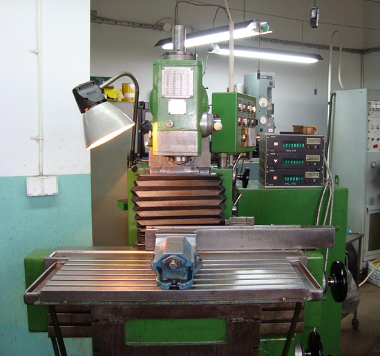 Frezarka uniwersalna FN-32